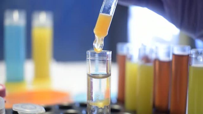 干细胞免疫疗法研究DNA基因疗法CRISPR实验室研究员技术员用小瓶培养皿和试管，干细胞