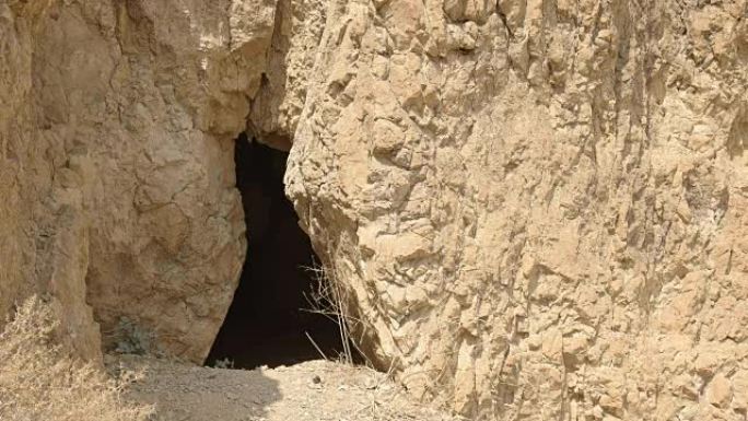 以色列库姆兰洞穴入口的特写