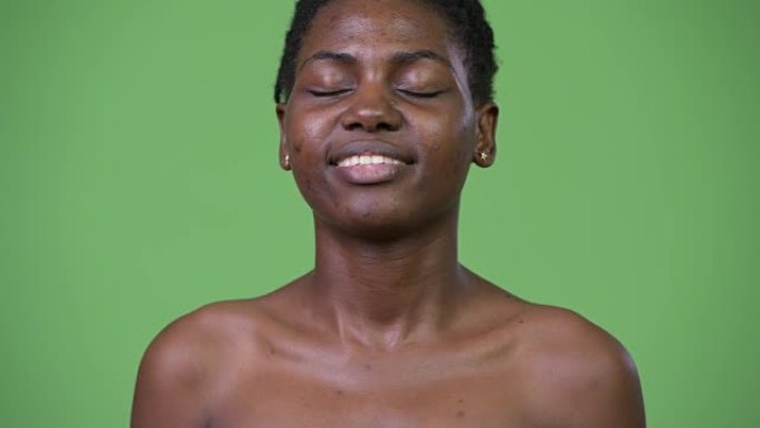 年轻美丽的非洲女人赤裸着眼睛放松