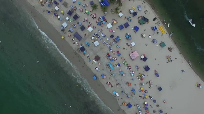 巴西拥挤海滩的鸟瞰图