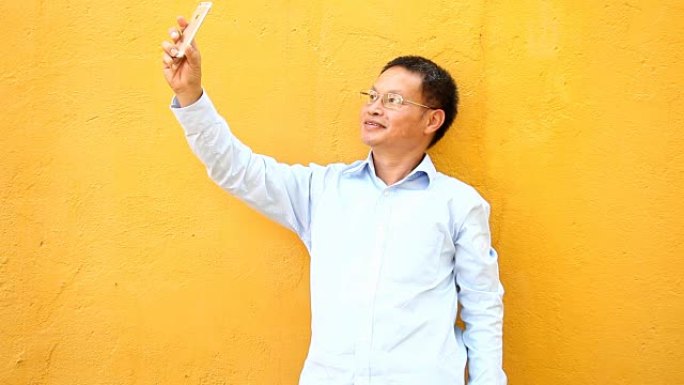 泰国男子自拍照与黄墙