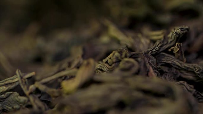 雄性手摘茶叶冲泡。中国红茶。干茶叶背景。宏观。美丽的红茶干叶特写