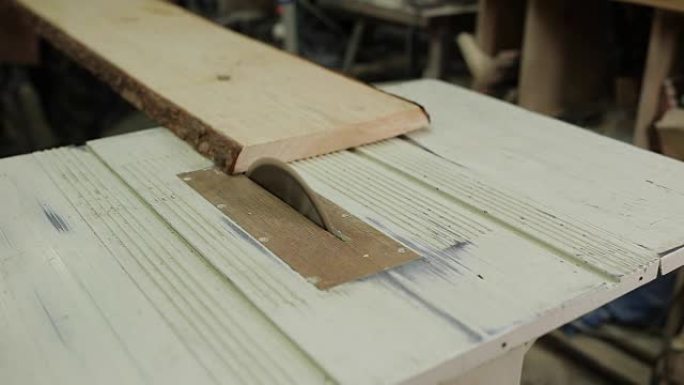 木匠车间切割木材的圆台锯