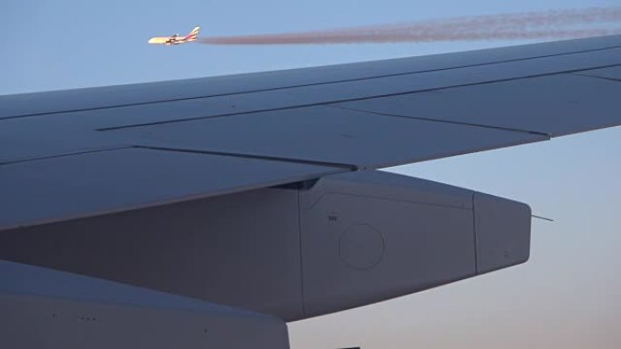 从飞机窗口观看，飞机机翼、喷气客机、凝结尾迹、飞机、4K
