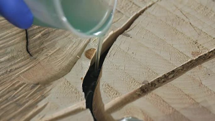 木工用环氧树脂倒桌面。4k