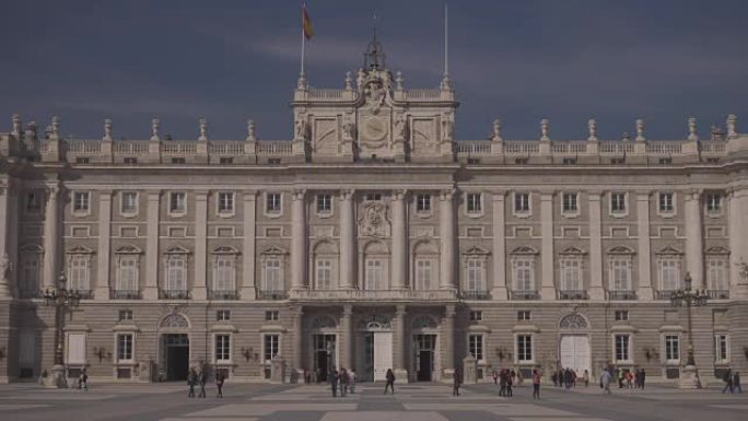 参观西班牙马德里著名皇宫的游客
