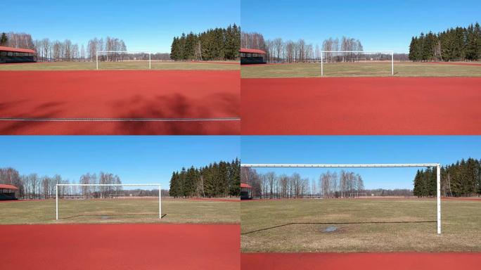 在空荡荡的省体育场，无人机飞过足球大门