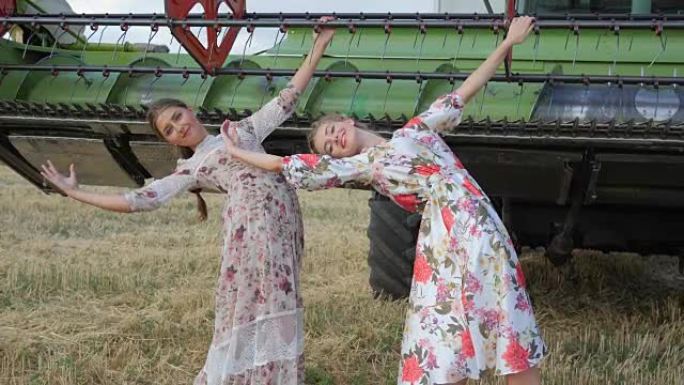 穿着长裙的灵活村民女友在野外拖拉机附近玩得开心