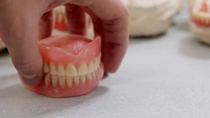 在牙科实验室中敲击人类牙齿