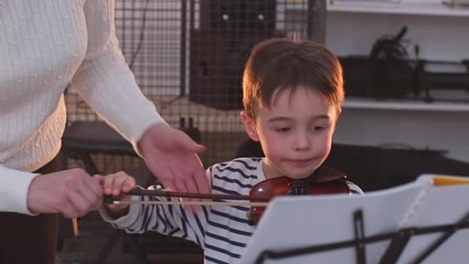 小男孩教小提琴