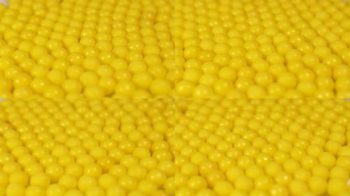 糖衣中含有大量维生素的亮黄色背景