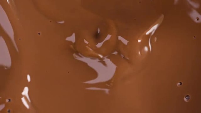 巧克力碎片与巧克力一起掉在牛奶中