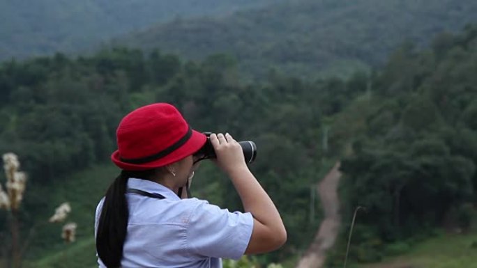 女人在泰国北部度假时探索新的森林路线