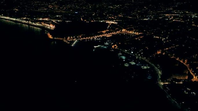 法国美丽小镇的夜间鸟瞰图。飞越尼斯海运港口。