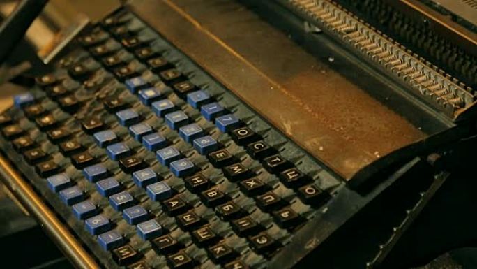 打字机钥匙。古董打字机上的钥匙。