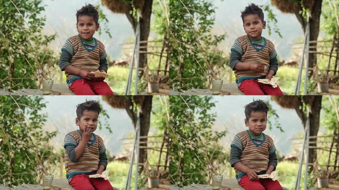 印度农村男孩吃面包和茶的食物。