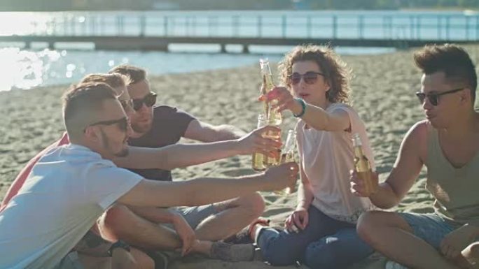 年轻人在海滩上碰碰瓶子