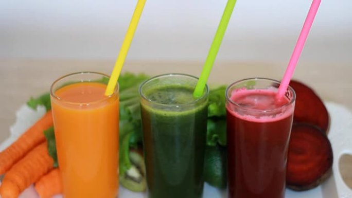 蔬菜冰沙排毒-胡萝卜、甜菜和绿色沙拉。素食有机食品。鲜榨果汁鸡尾酒