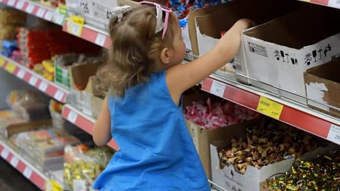超市里的孩子买糖果和糖果。购物商店