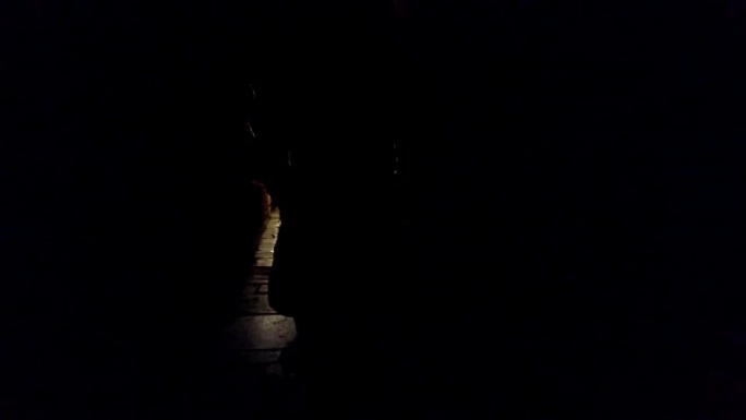 剪影女人走在黑暗狭窄的小巷街道，恐怖场景