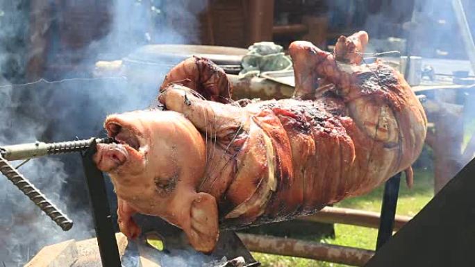 泰国潘甘岛街头食品市场烤猪、烤猪。