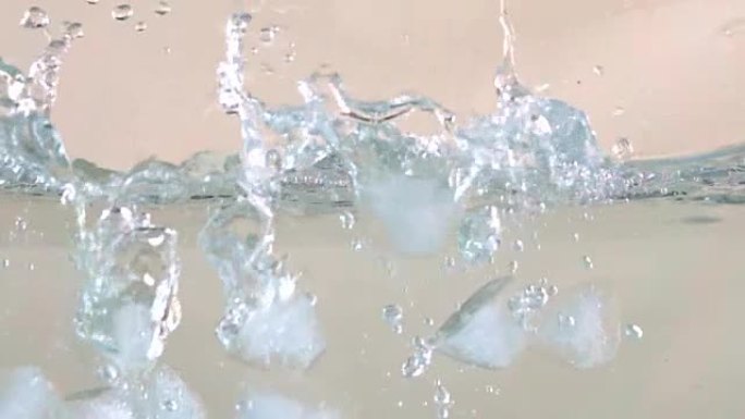 冰块掉入水中
