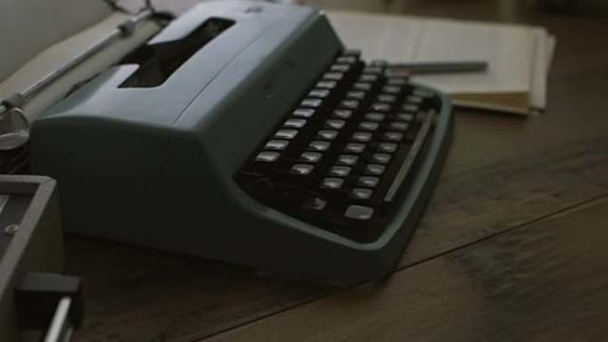 带电唱机和打字机的老式书桌