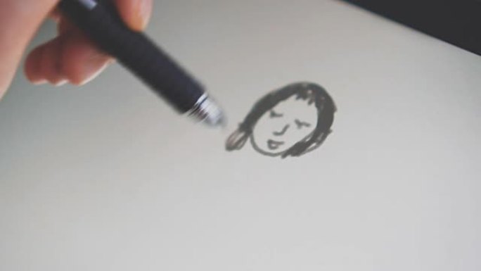 小女孩在平板电脑上用笔画画。