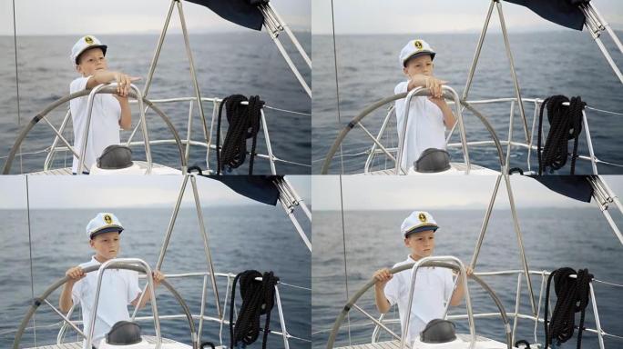小男孩驾驶帆船