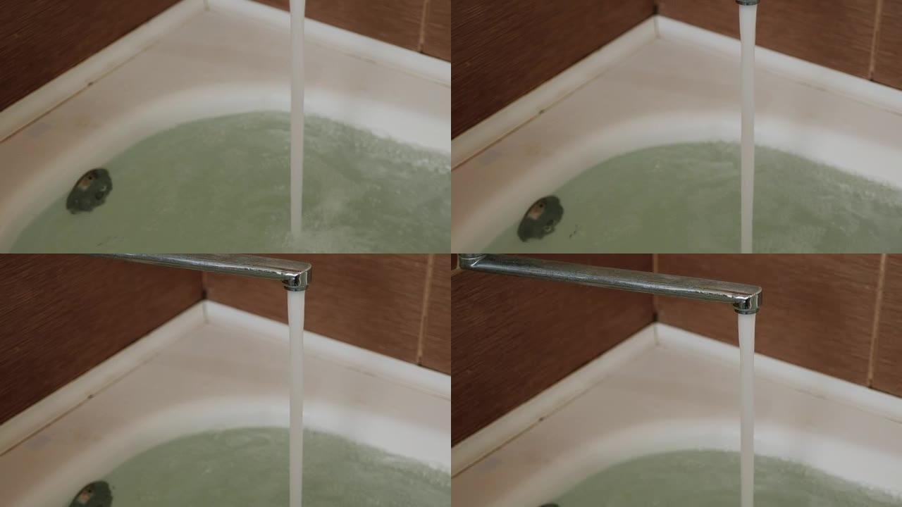 强烈的水流涌入浴缸。摄像机从上到下移动。