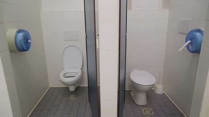 厕所上的两个马桶座圈