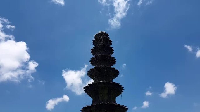 天空背景上的喷泉。Tirta Gangga-巴厘岛的水上宫殿。