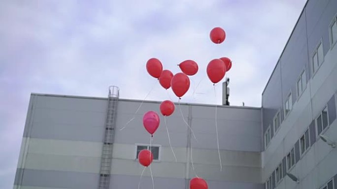 红色气球飞翔