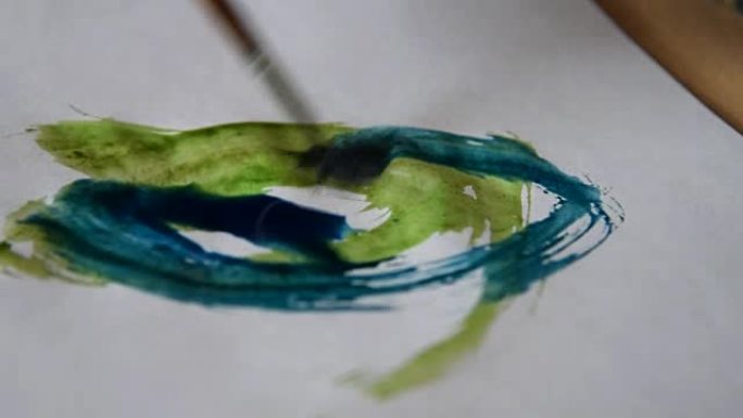 蓝色和绿色水彩画的儿童绘画