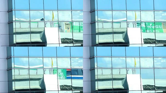 泰国的天空列车系统，并通过镜像反射