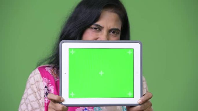 成熟美丽的印度女人展示数字平板电脑