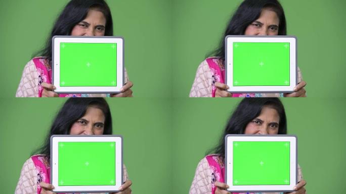 成熟美丽的印度女人展示数字平板电脑