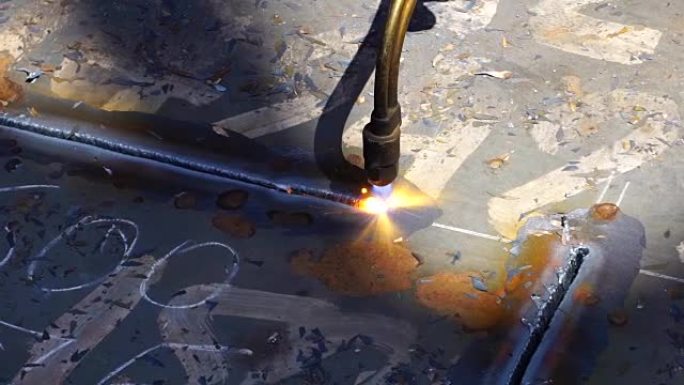 在金属工业中，用气体火焰炬切割金属的工人关闭了