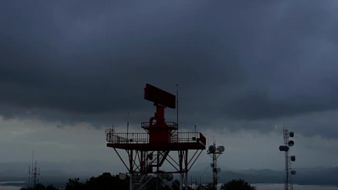 恶劣天气下的雷达通信塔飞机和电话电视发射机天线