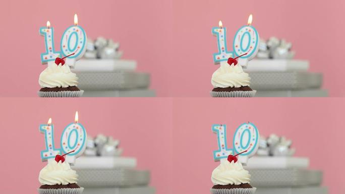 蛋糕粉色背景中的十支蜡烛