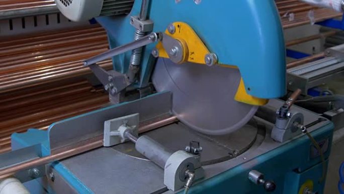 在工业数控机床上切割金属铜管。