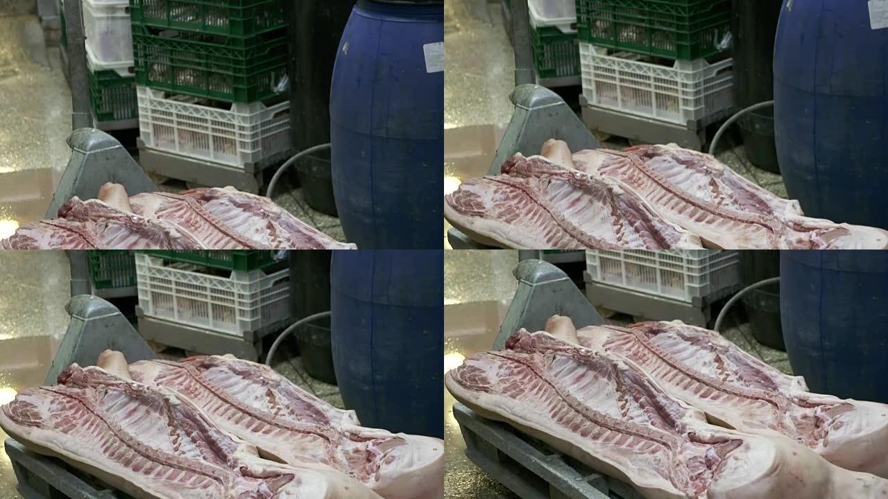 猪肉尸体躺在肉店冷藏室的托盘上