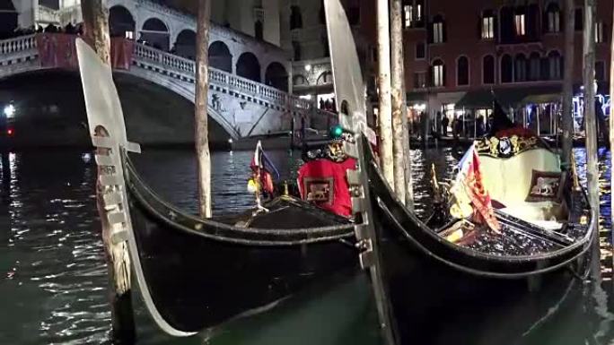 威尼斯吊船在意大利威尼斯的里亚托桥附近并列，平移射击