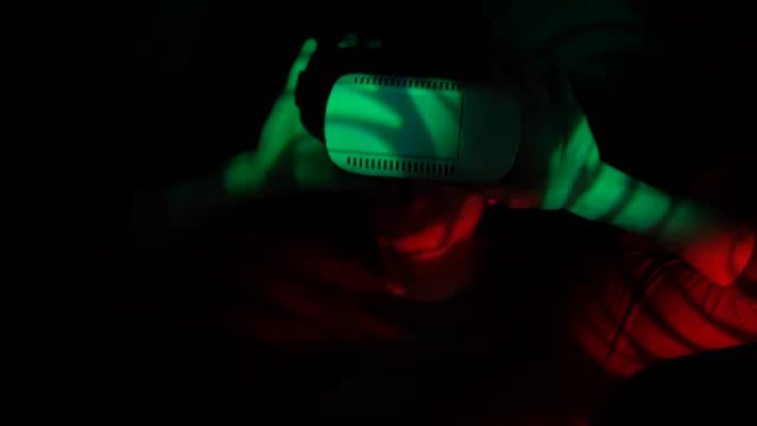 使用虚拟现实的虚拟现实耳机眼镜获得经验的人