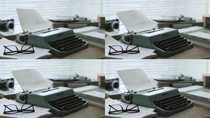 带打字机的复古写字桌