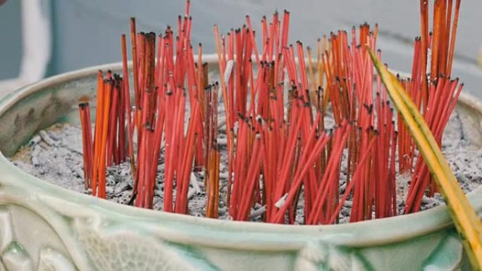 芬芳的红色棍子在花园的传统小佛坛附近好运