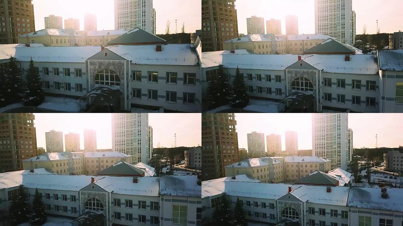 被雪覆盖的公寓楼或公寓楼。股票。Karoliniskes区旧苏联时代建筑的鸟瞰图。城市冬季景观与街道