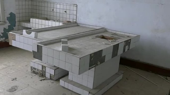 废弃医院中的平铺太平间平板