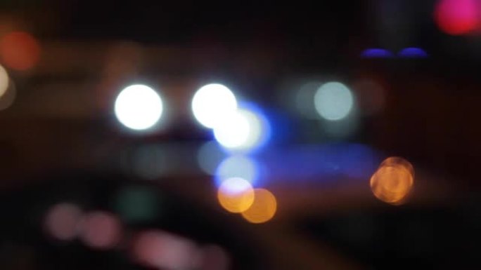 一辆特殊汽车的警灯在晚上在现场闪烁。Bokeh效应