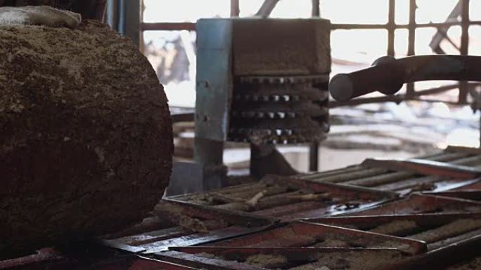 木制品厂用金属圆锯在机器上运行的原木